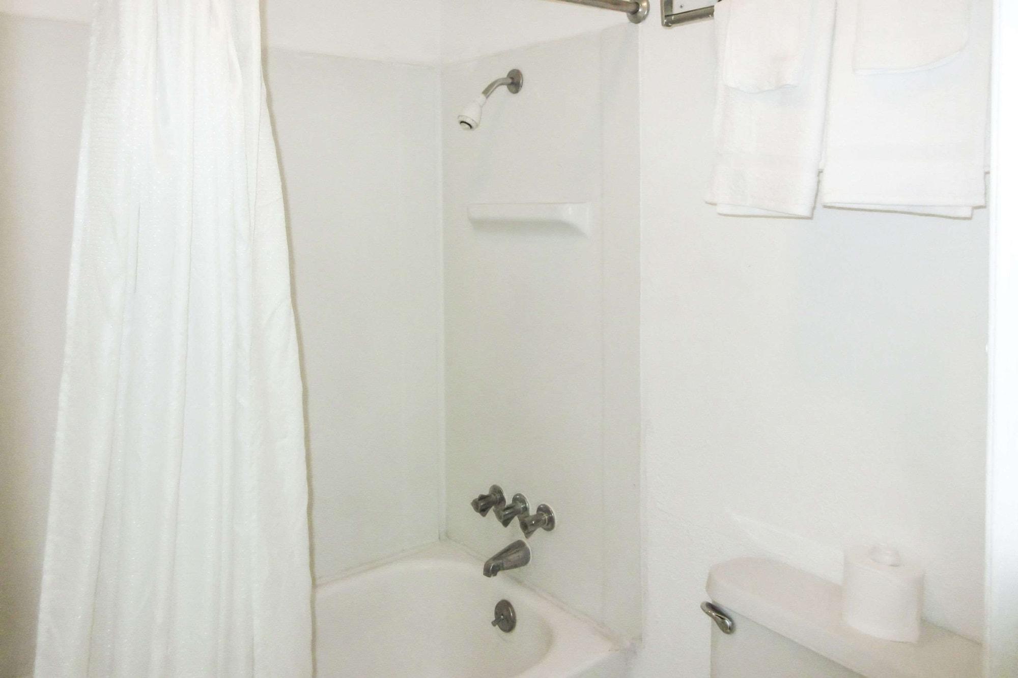 Rodeway Inn Brazil Exterior photo